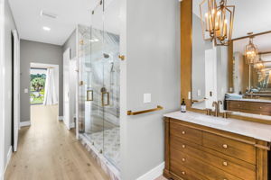 Upper Level Primary Bathroom1b