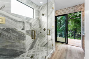 Upper Level Primary Bathroom1e