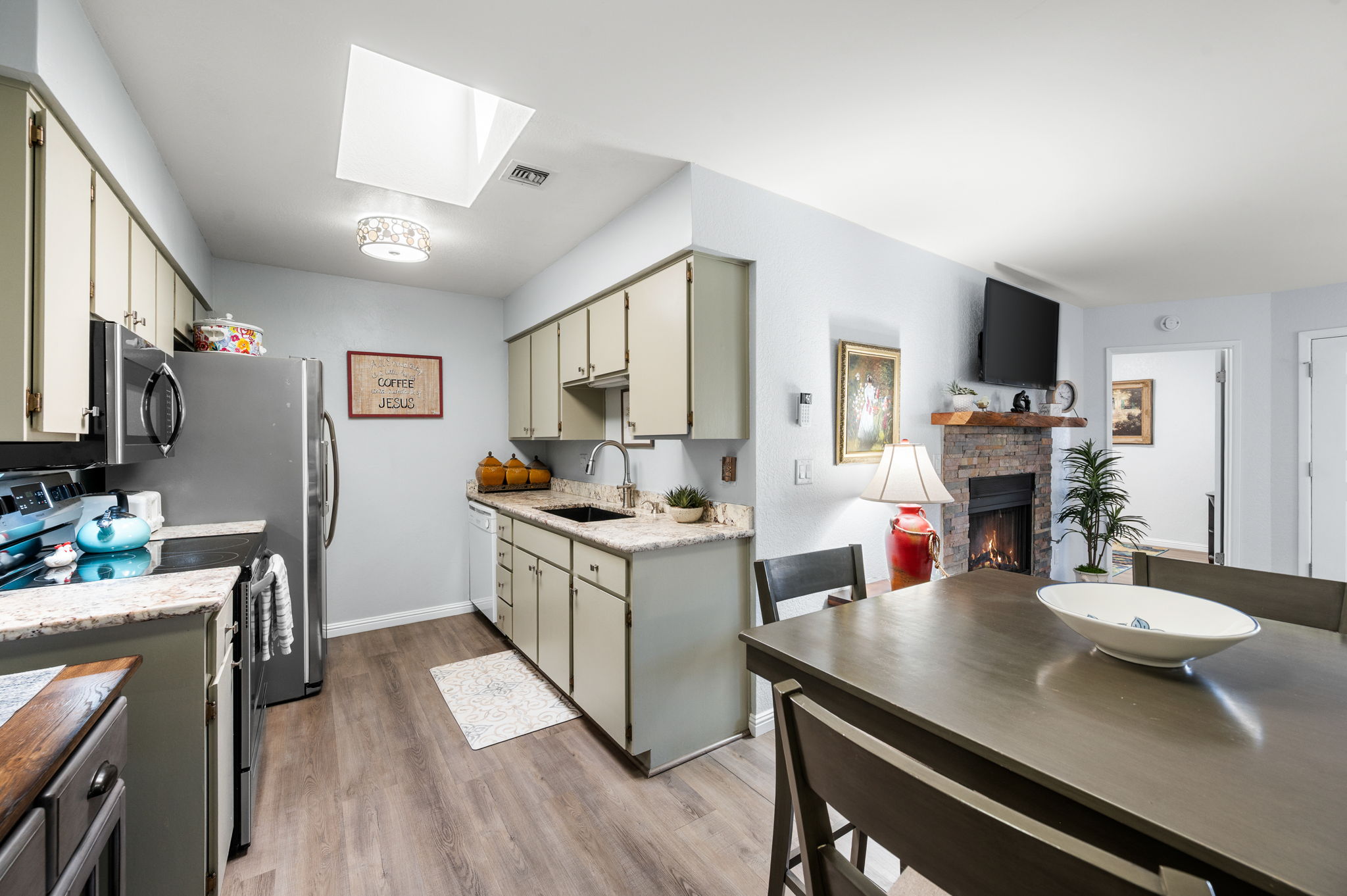 Dining to Kitchen