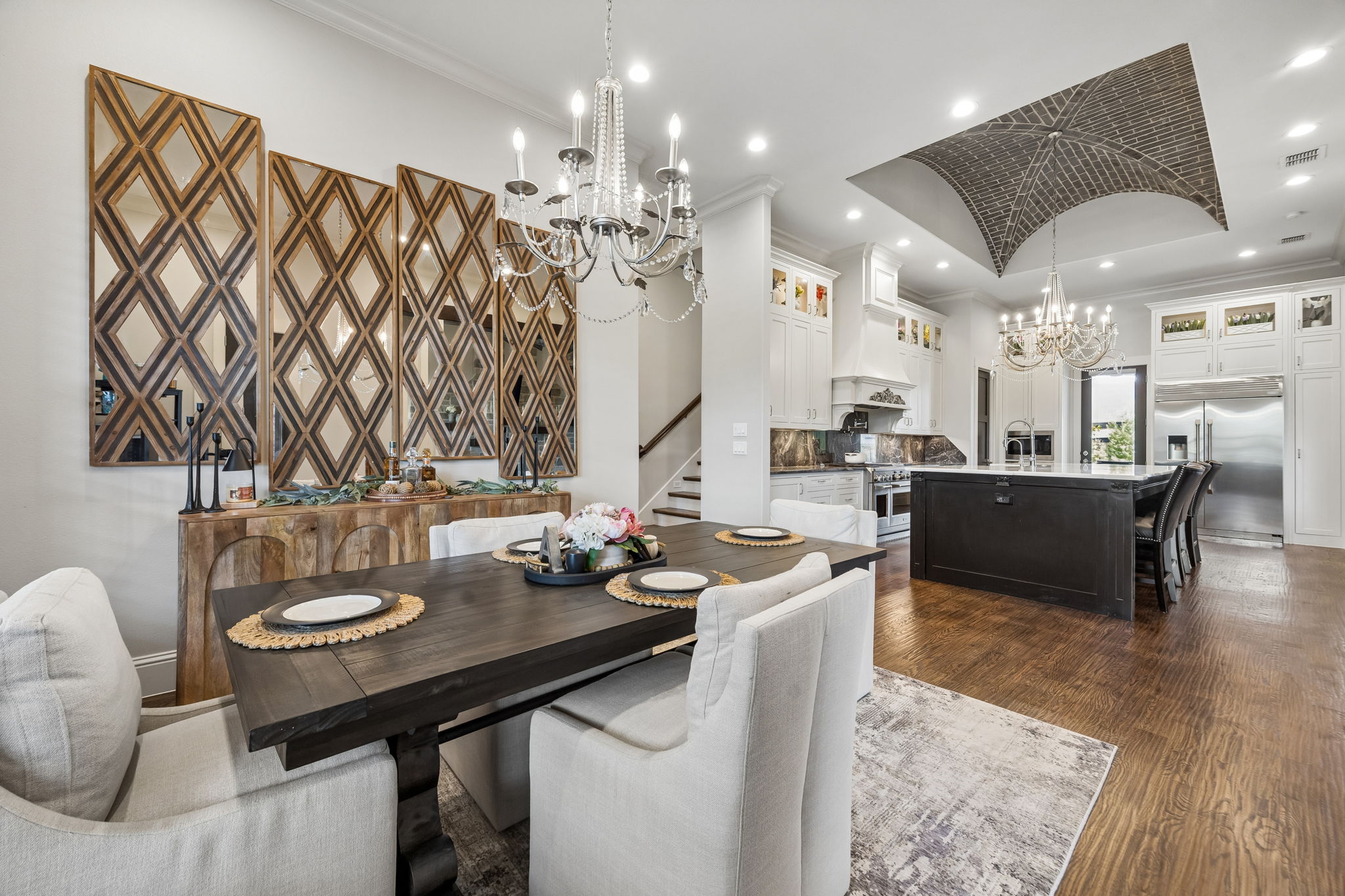 Open Dining Without Sacrificing Definition – The breakfast area feels connected to the kitchen while maintaining its own distinct space, allowing meals, entertaining, and food preparation to happen comfortably at the same time.
