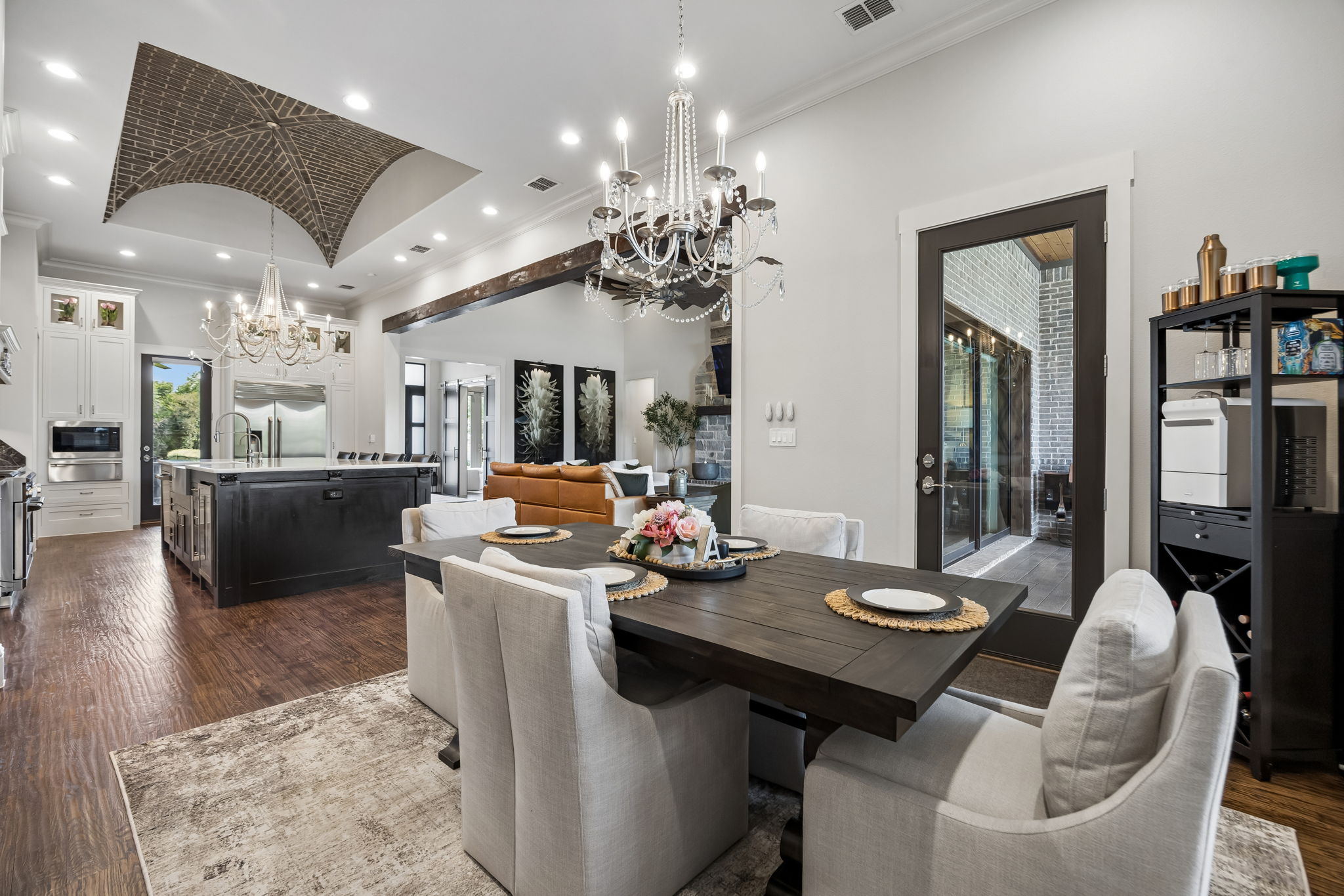 Easy Access to Indoor-Outdoor Living – A glass door beside the dining area provides direct access to the covered terrace, making outdoor meals, poolside entertaining, and trips between the kitchen and patio especially convenient.