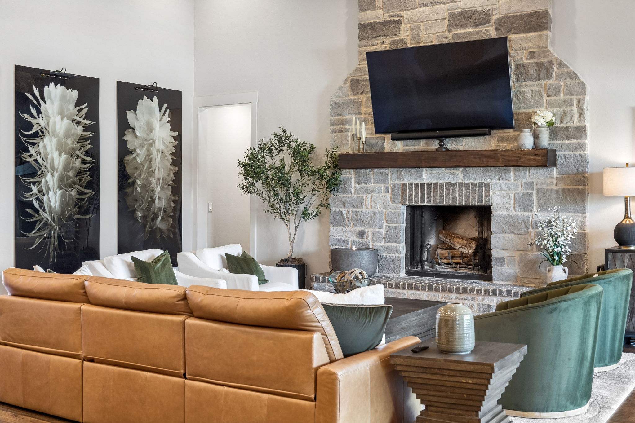 The Fireplace as a True Architectural Anchor – Stone extending to the ceiling, a substantial wood mantel, and a raised hearth give the great room a strong focal point and a sense of lasting craftsmanship.