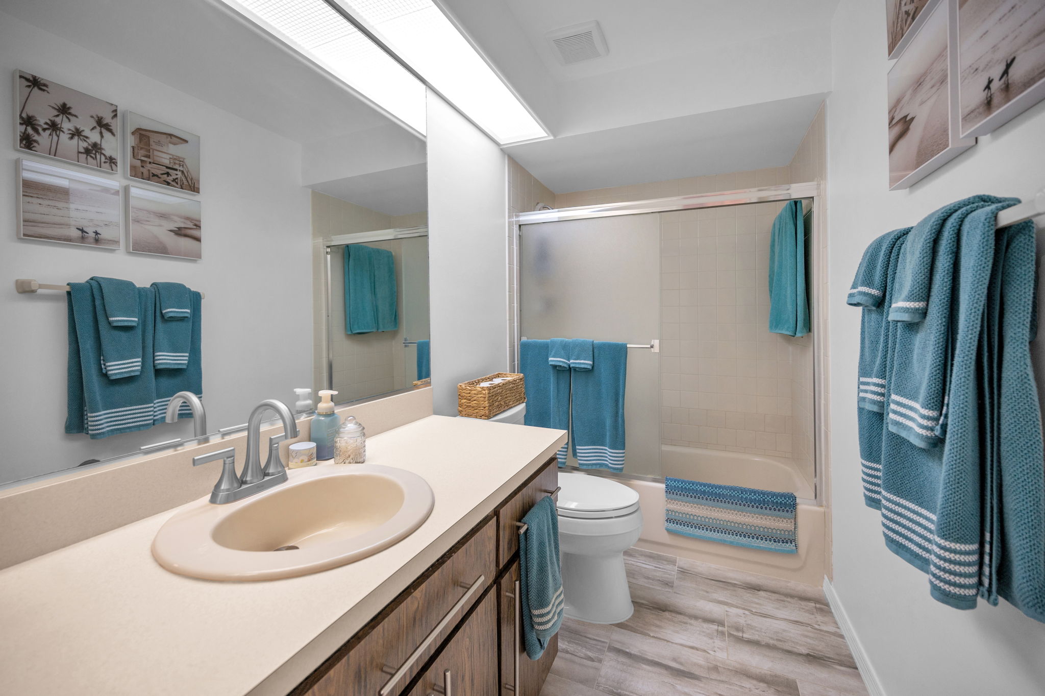 Upper Level Bathroom2