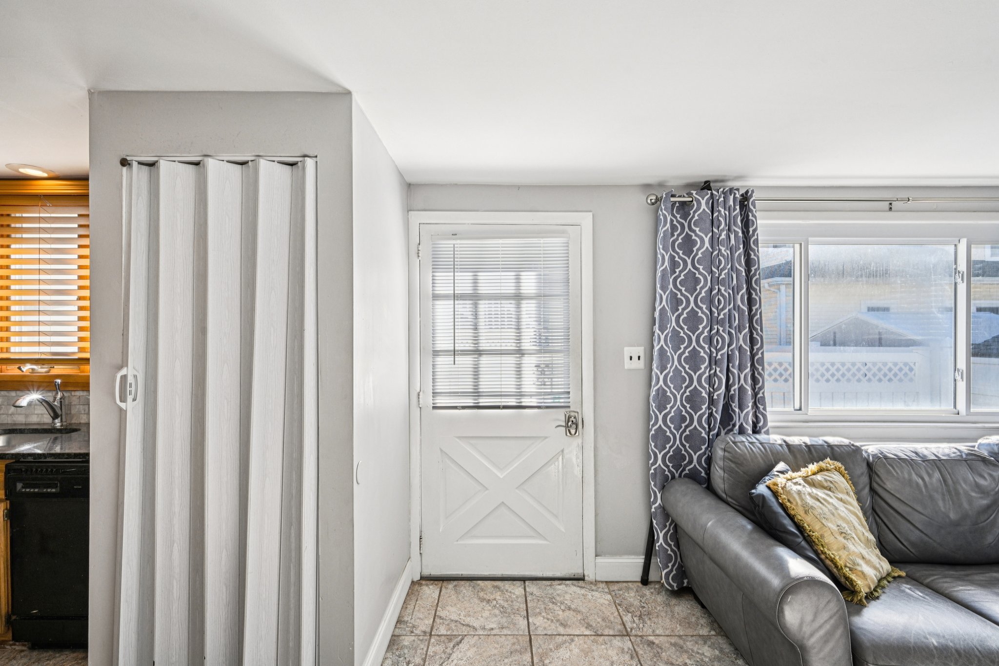 318C E Hollywood Ave-S1401-002.jpg