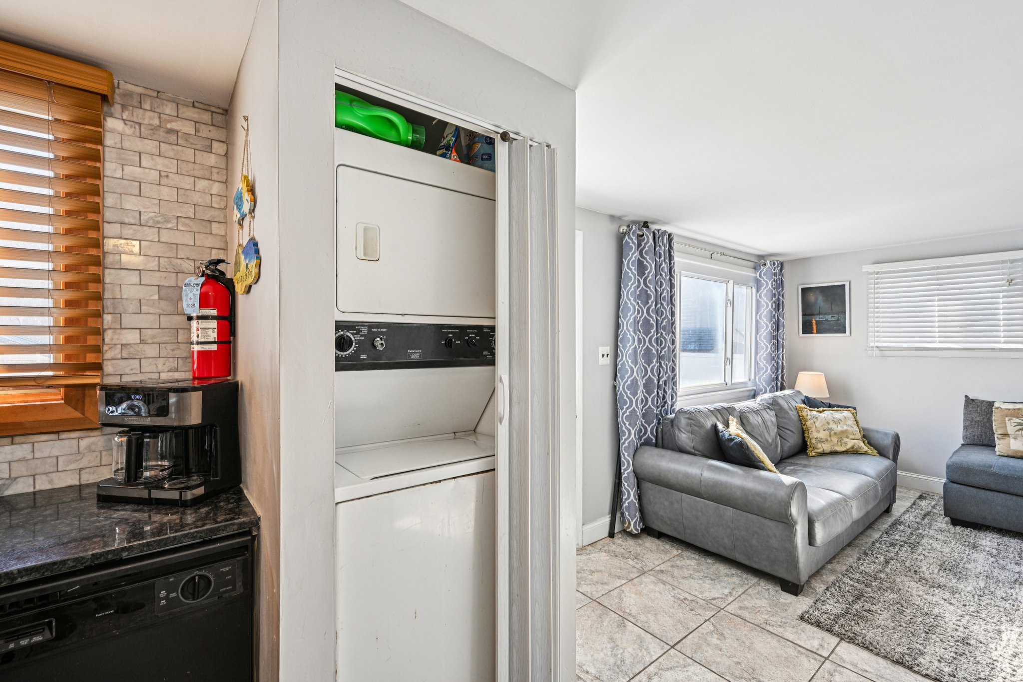 318C E Hollywood Ave-S1401-007.jpg