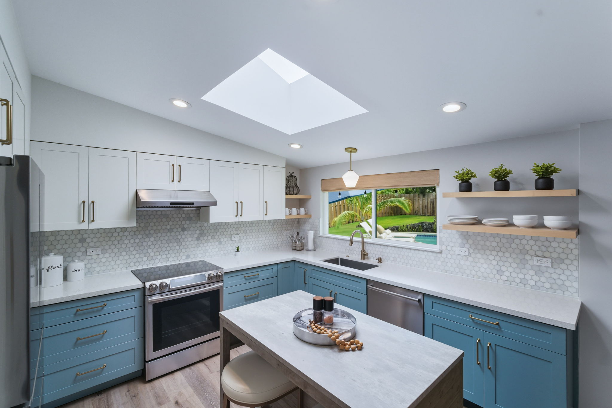 Kitchen sink and pool angle