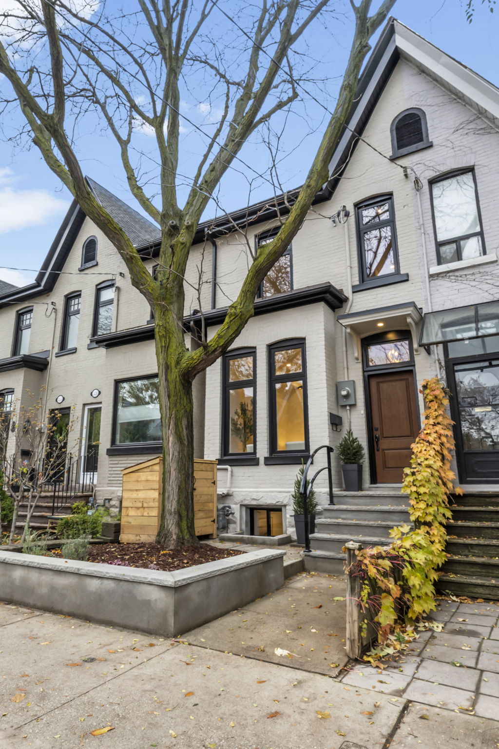319 Indian Rd Crescent Toronto, ON M6P 2G9