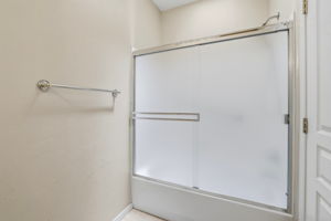 Bathroom 2 (2)