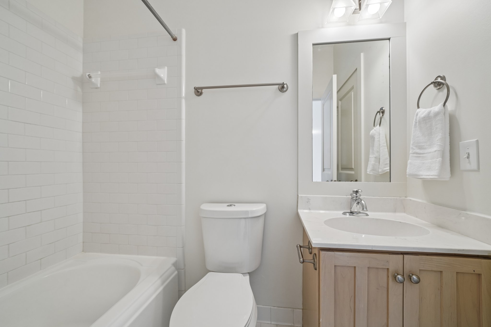 Abbott Sq-S1006-030.jpg