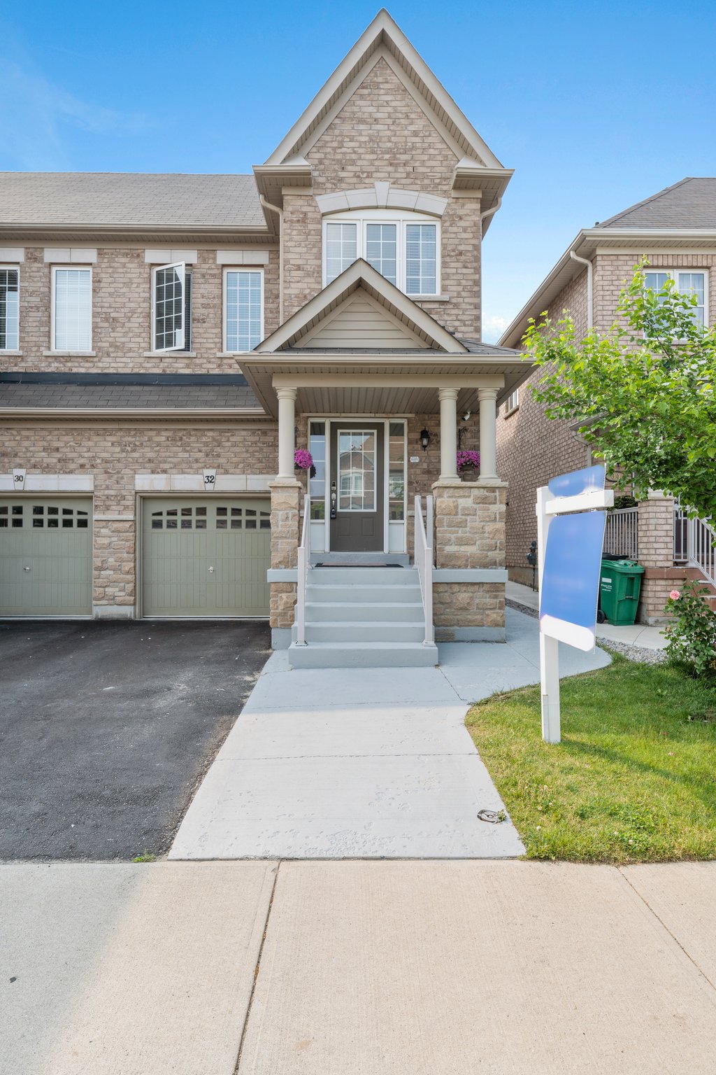 32 Banbridge Cres Brampton, ON L6X 5M2