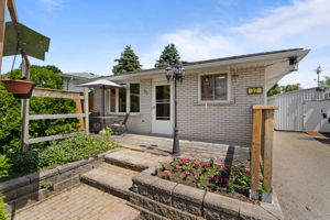 Front Porch/Entrance