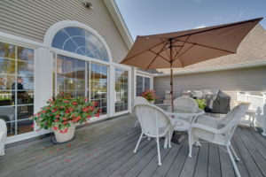 Beautiful, large Trex Deck for entertaining