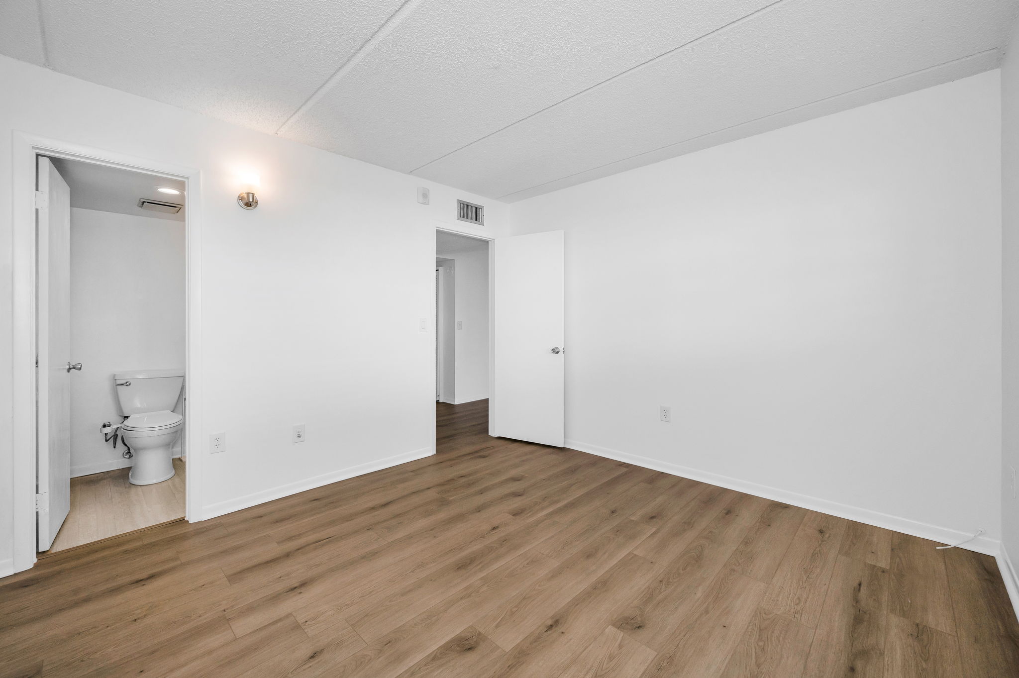 Primary Bedroom1b