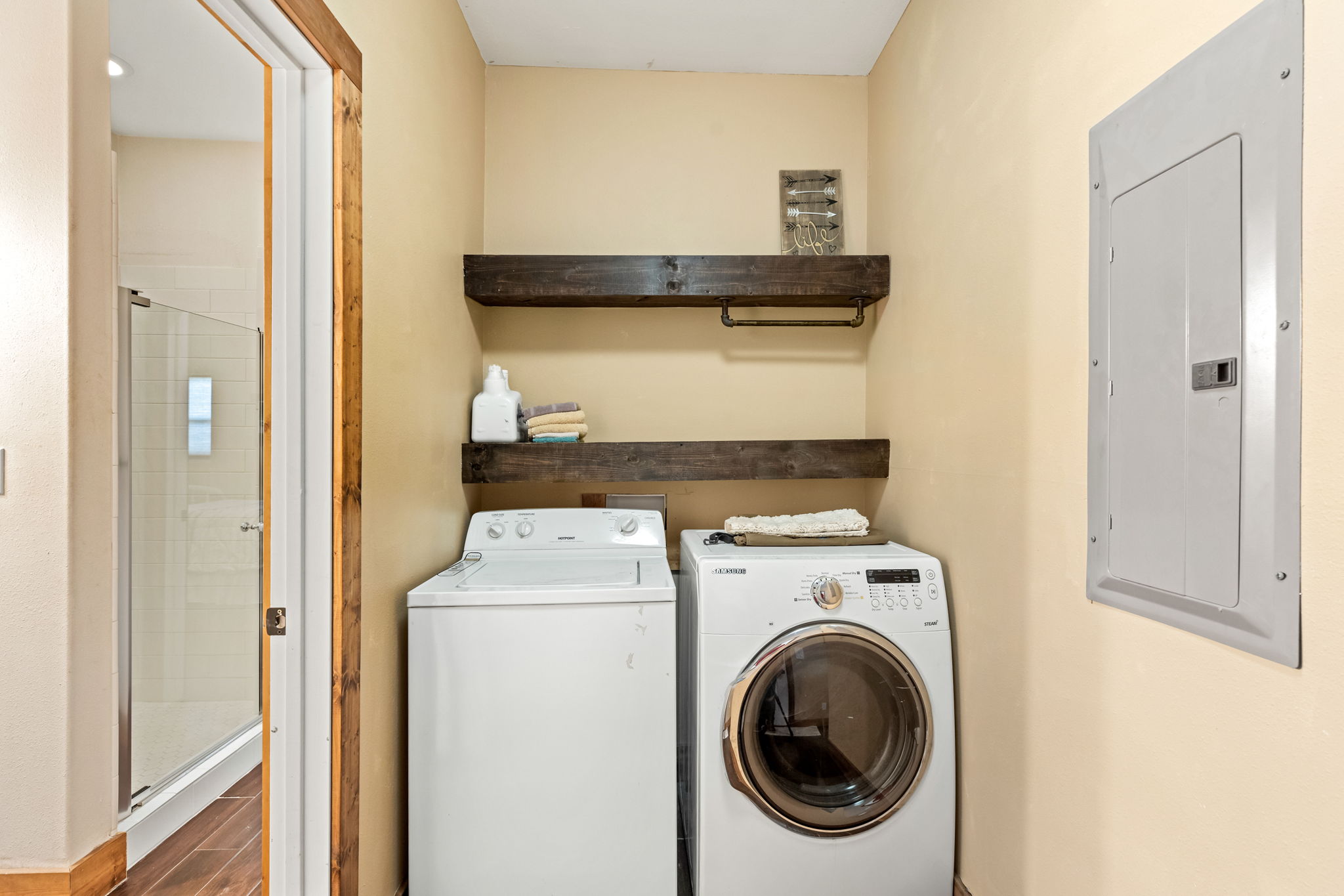 Apartment Laundry with Washer & Fryer