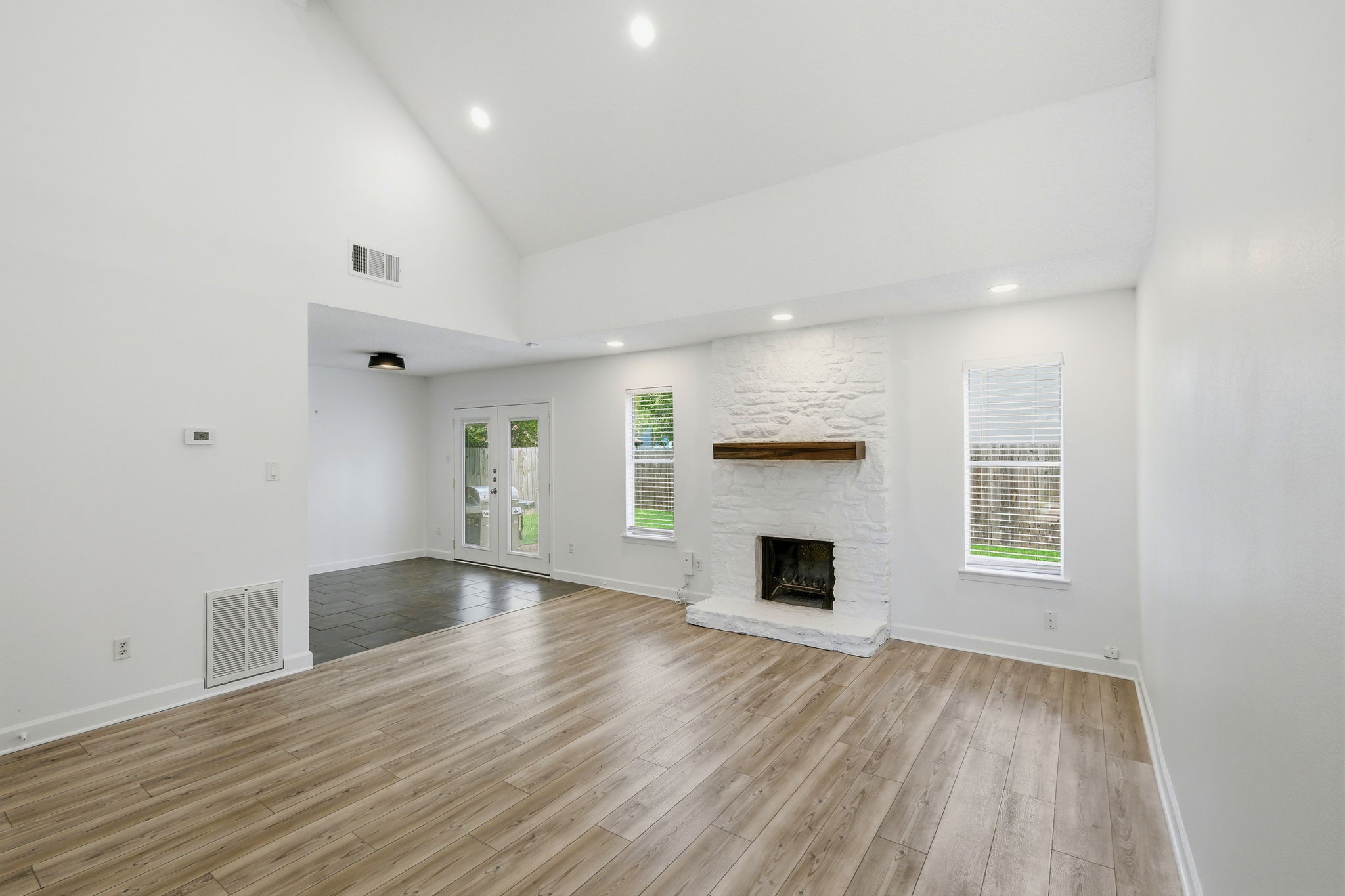 Living/Breakfast Area