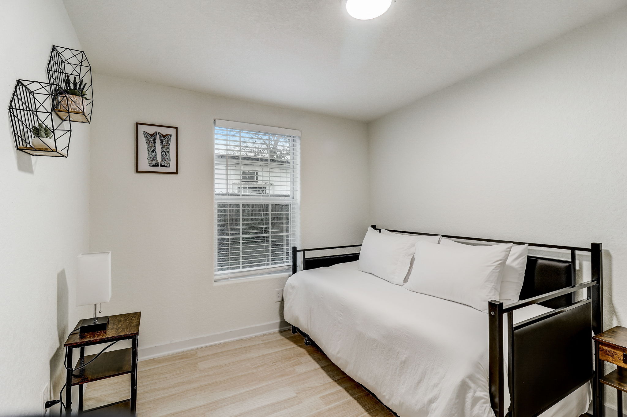 W Lubbock St-060