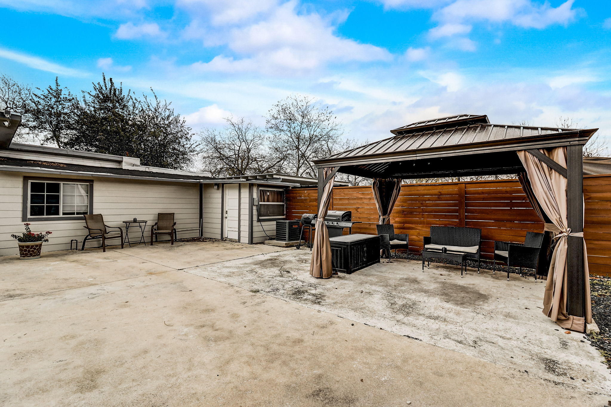 W Lubbock St-065