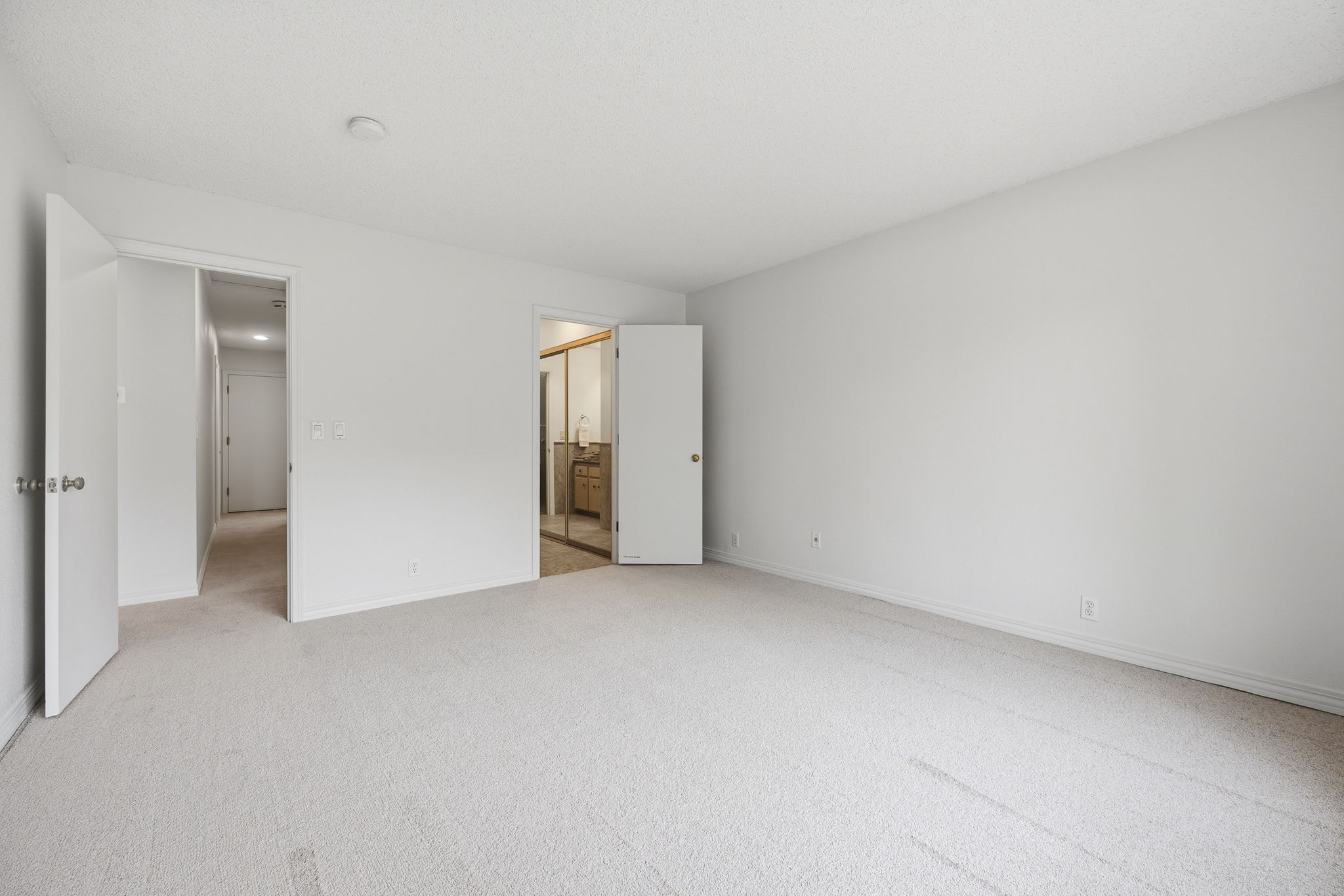 22 Primary Bedroom