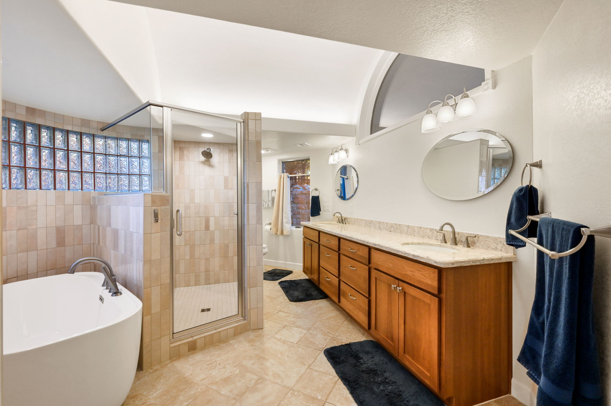 Primary Bathroom (3)