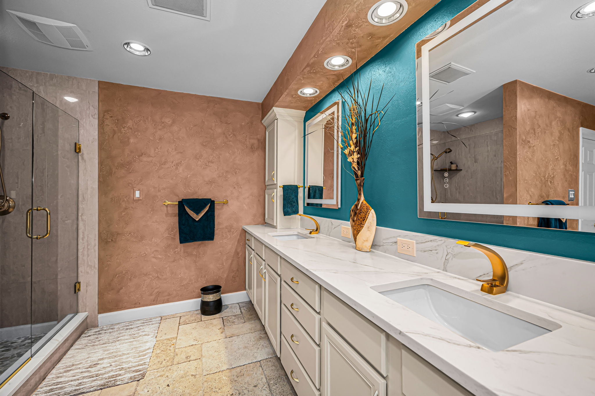 First Floor Primary Bathroom1e