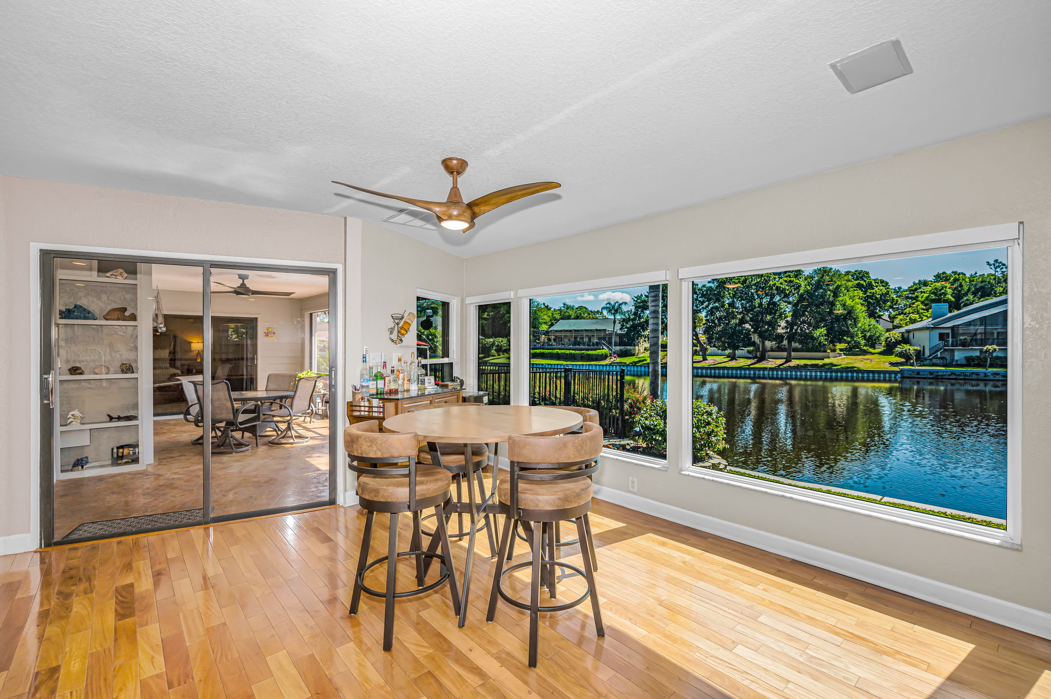 Kitchen Eat-in Area1