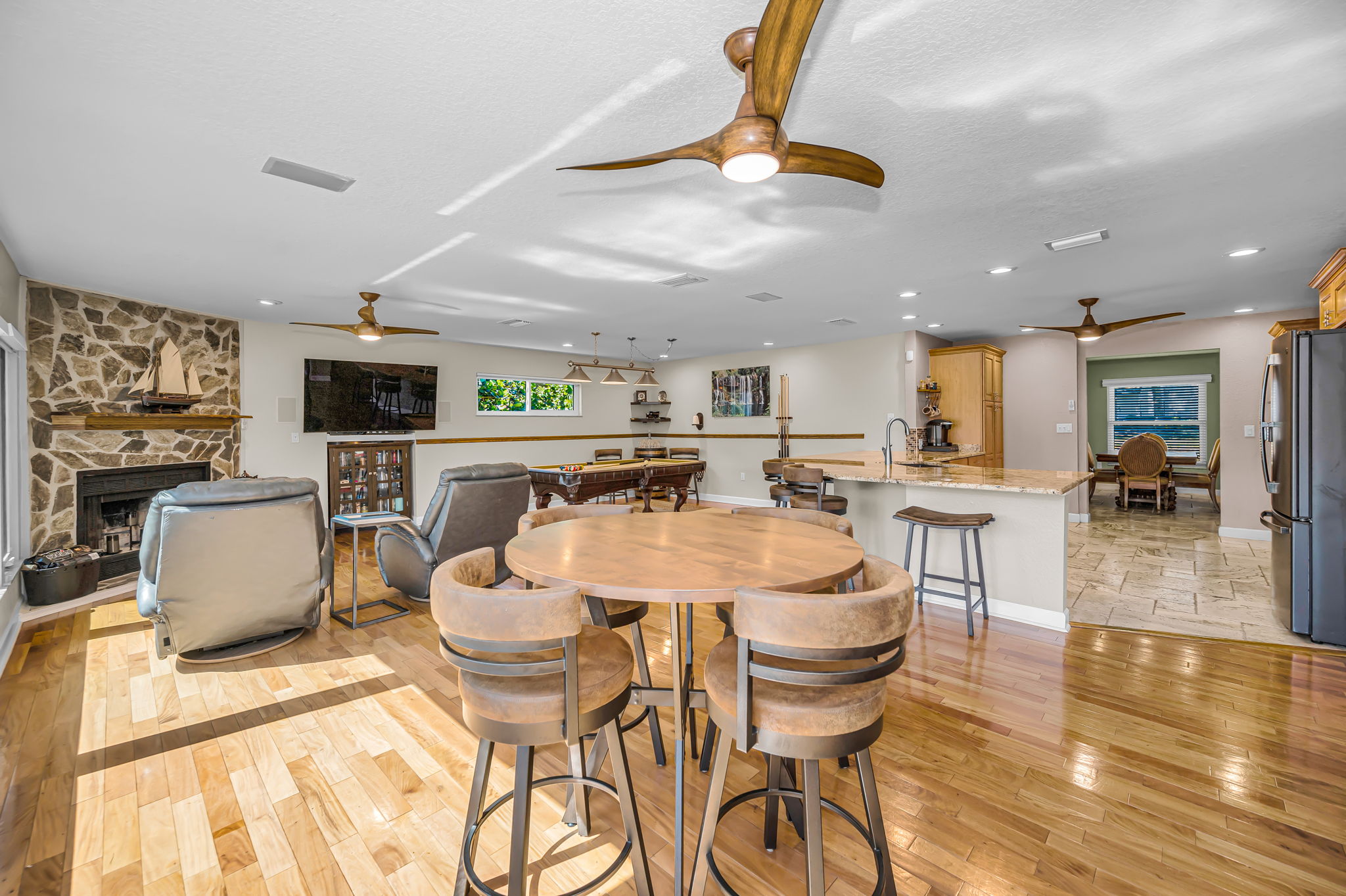 Kitchen Eat-in Area2