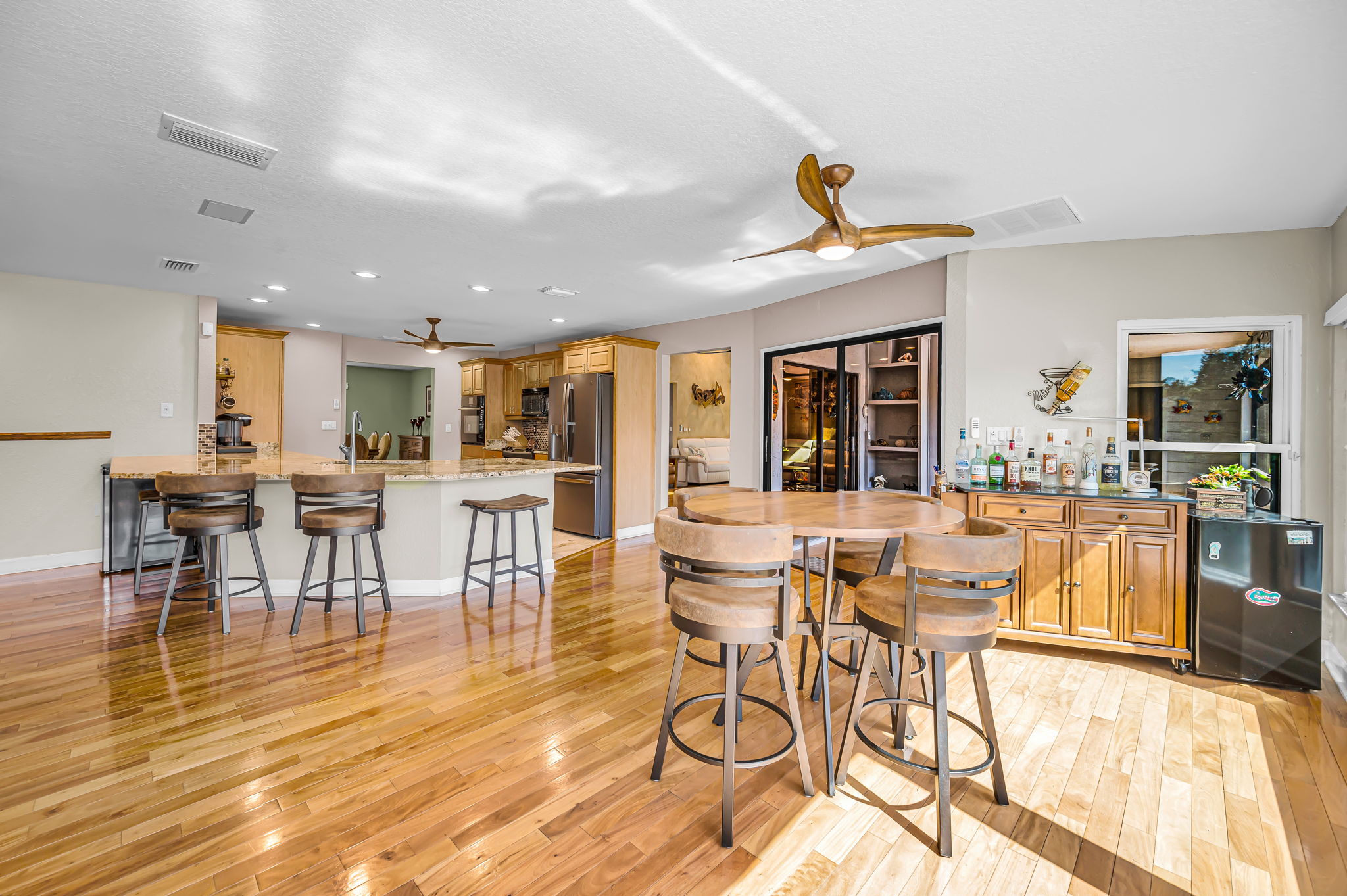 Kitchen Eat-in Area3