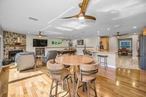 Kitchen Eat-in Area2