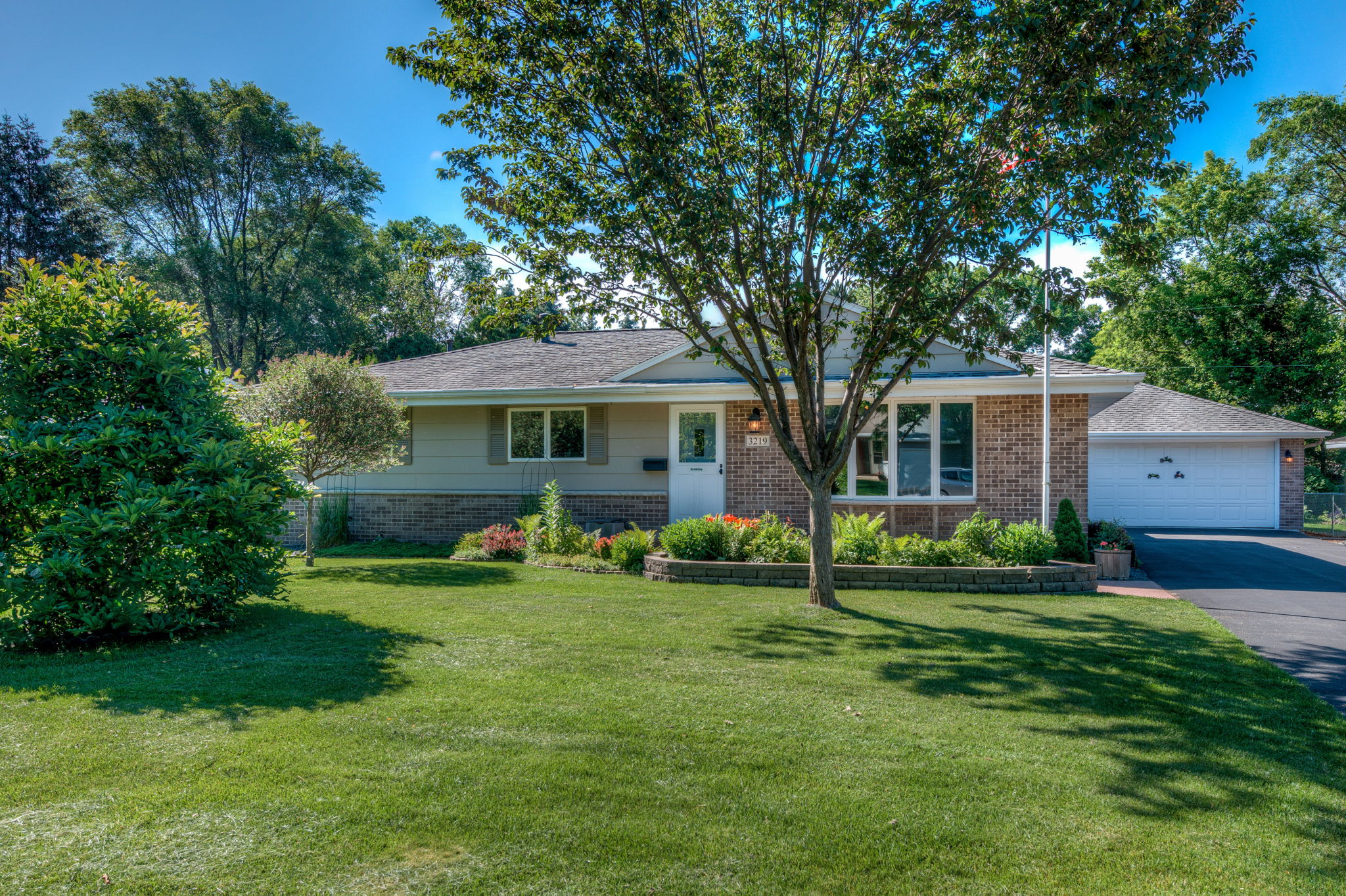  3219 Canterbury Dr, Bloomington, MN 55431, US