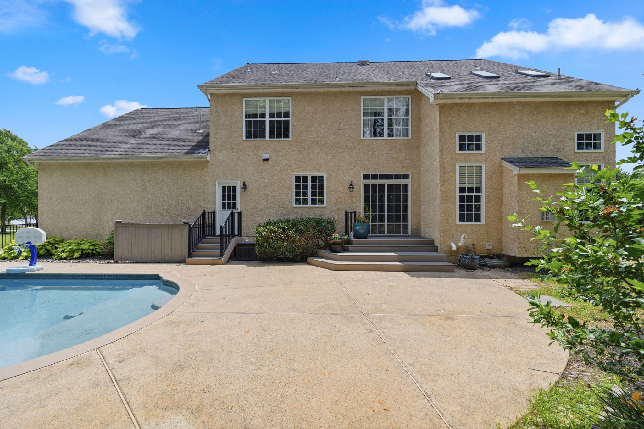 Rear Exteriors (9)