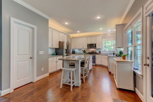 Kitchen/Breakfast Bar