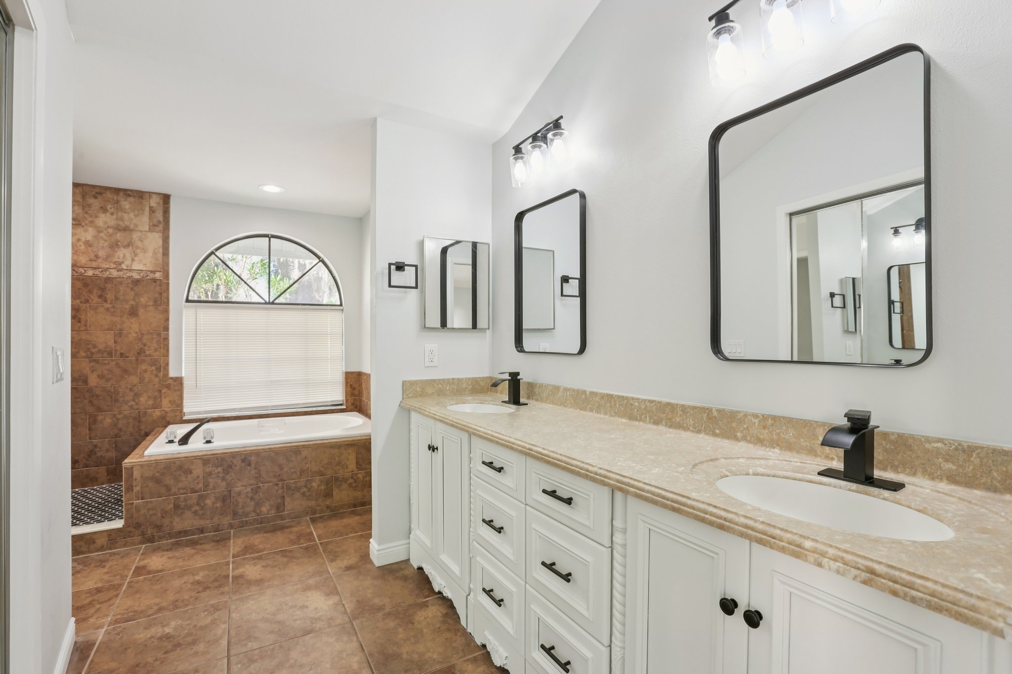 Pine Club Dr-S0611-025.jpg