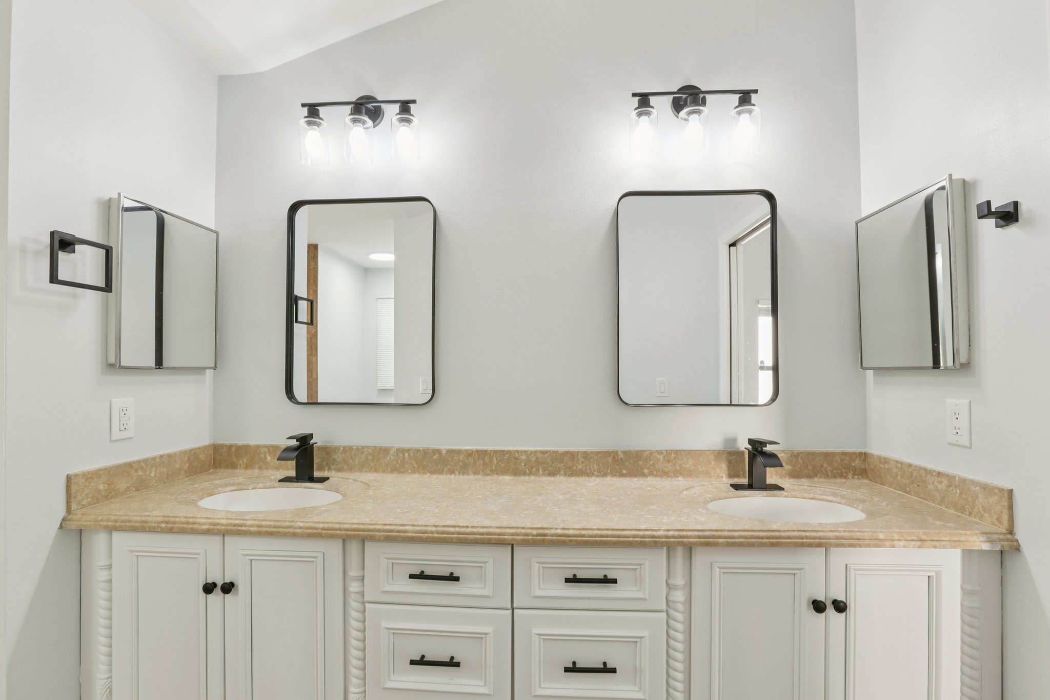 Pine Club Dr-S0611-026.jpg