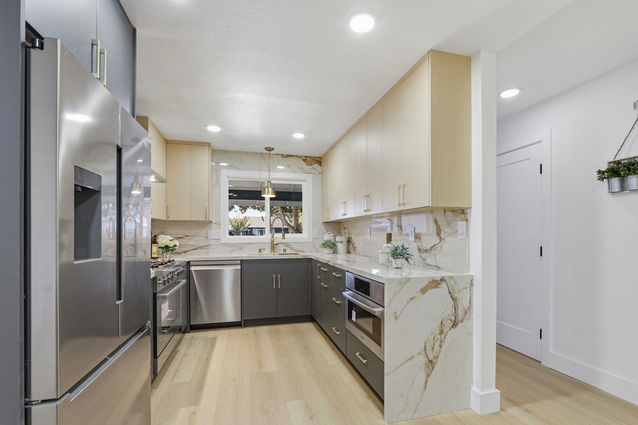 013_F8_32252 Coronation Dr