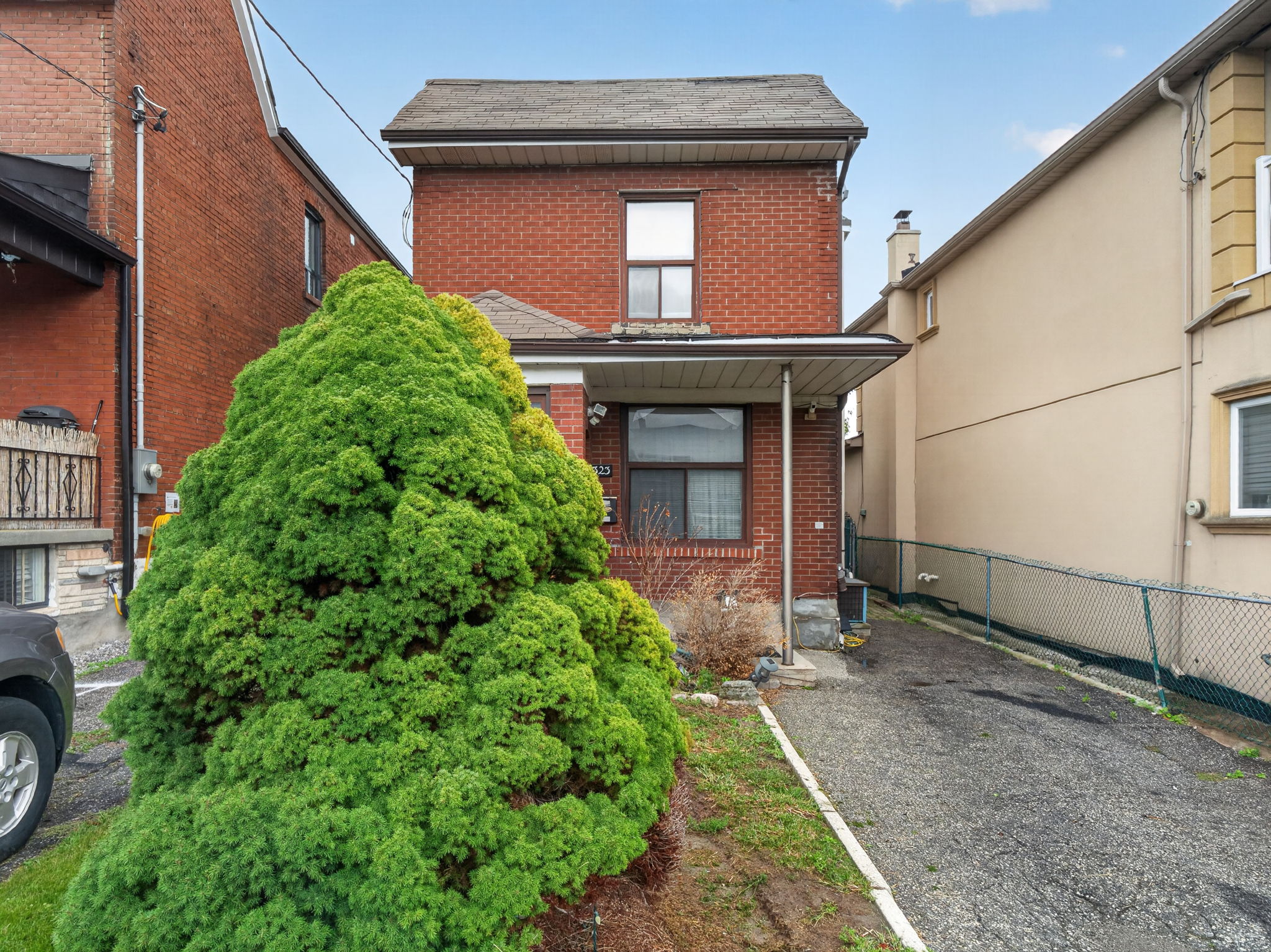 323 Nairn Ave Toronto, ON M6E 4H9
