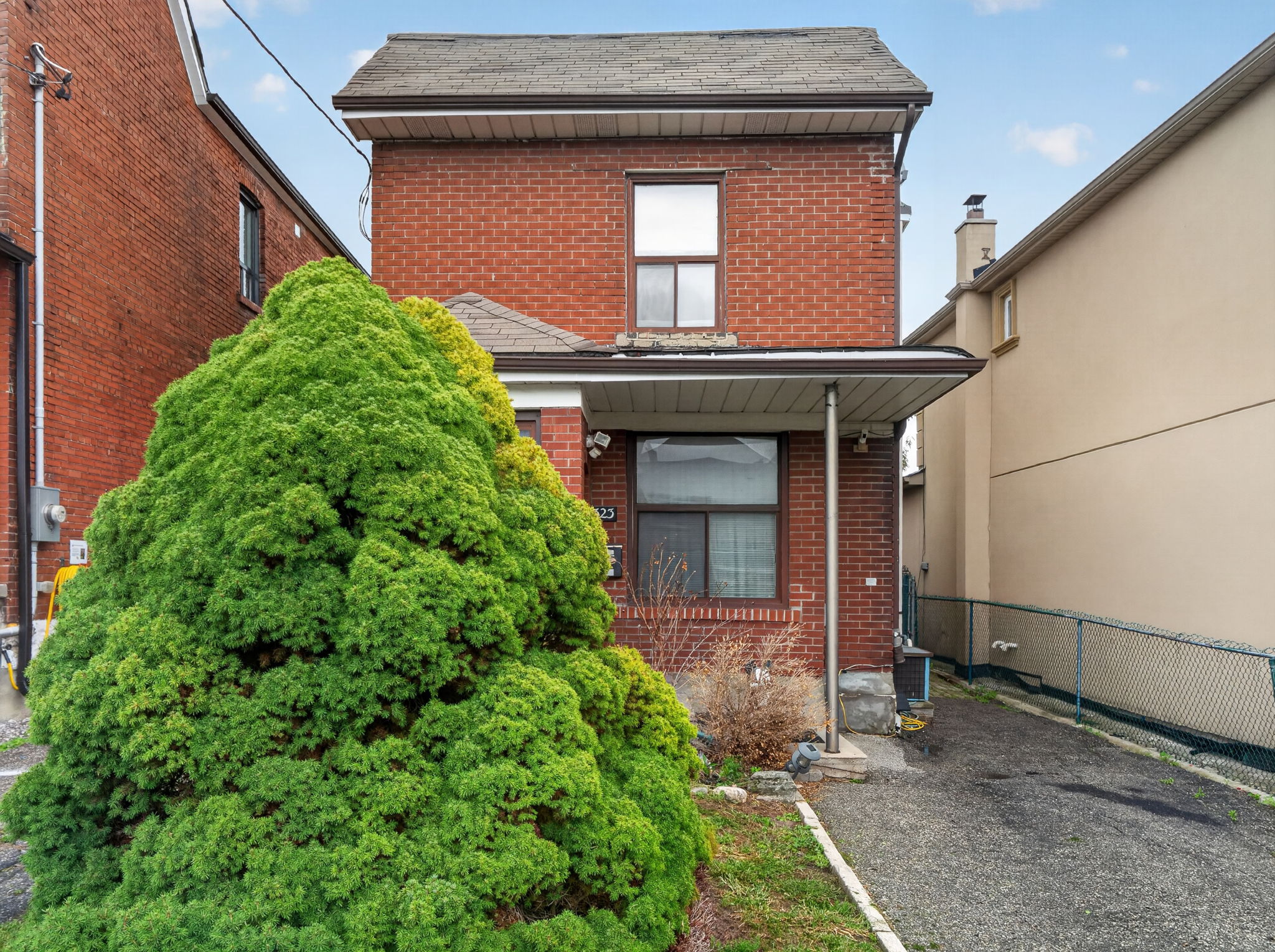 323 Nairn Ave Toronto, ON M6E 4H9