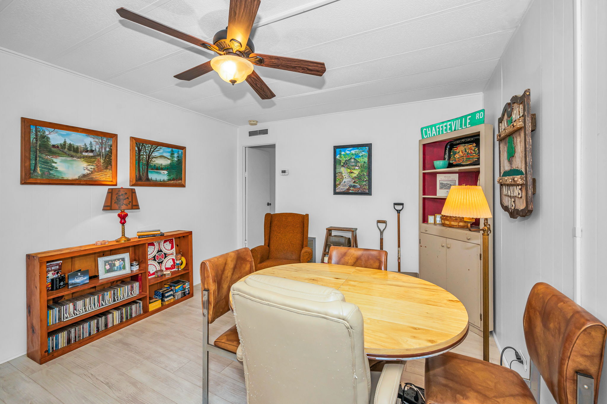 Kitchen Eat-in Area2