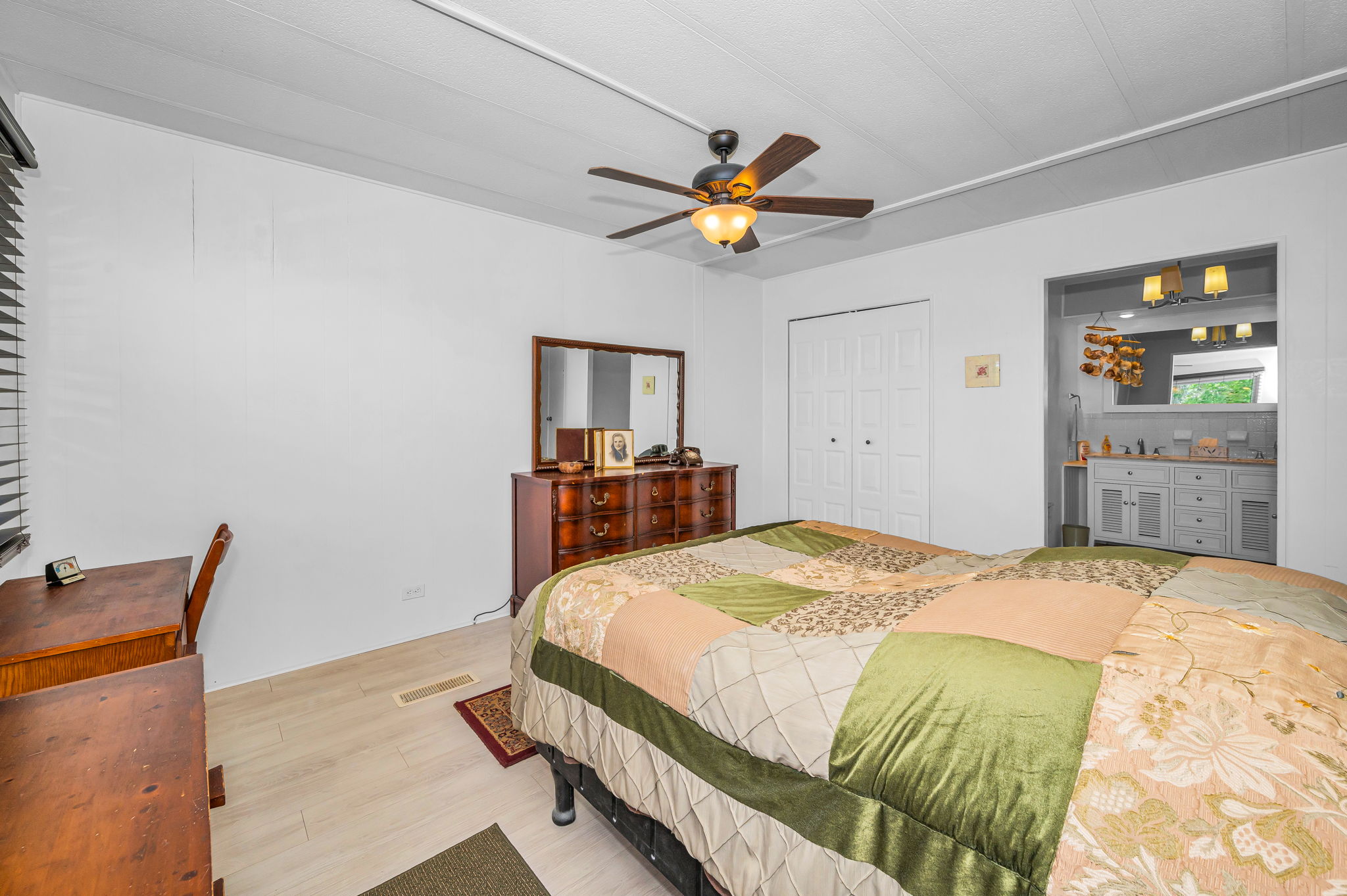 Primary Bedroom1b