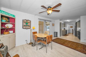Kitchen Eat-in Area4