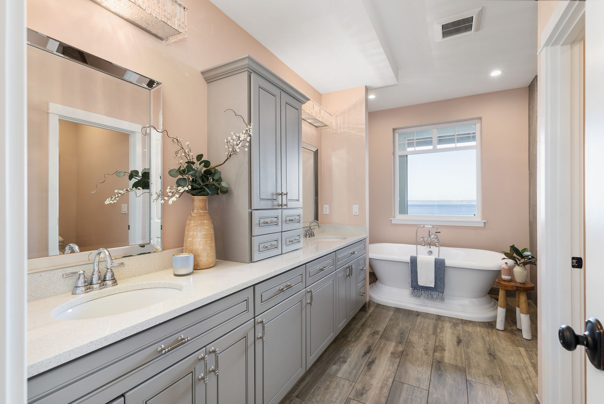 Spa like main floor primary ensuite.