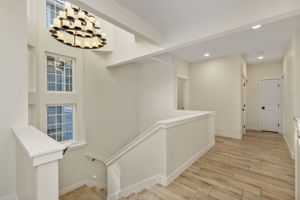 Grande stairwell to the lower level...