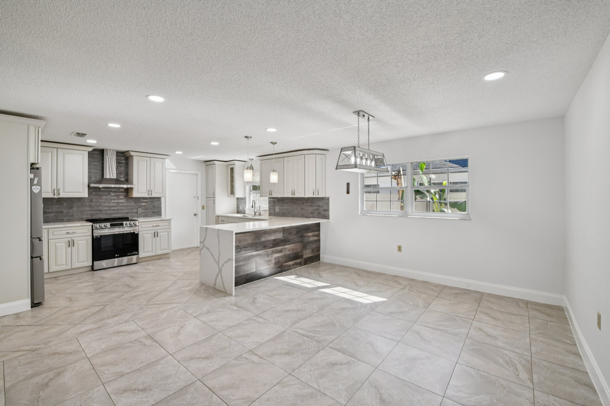 Knottypine Ave-S2911-006.jpg