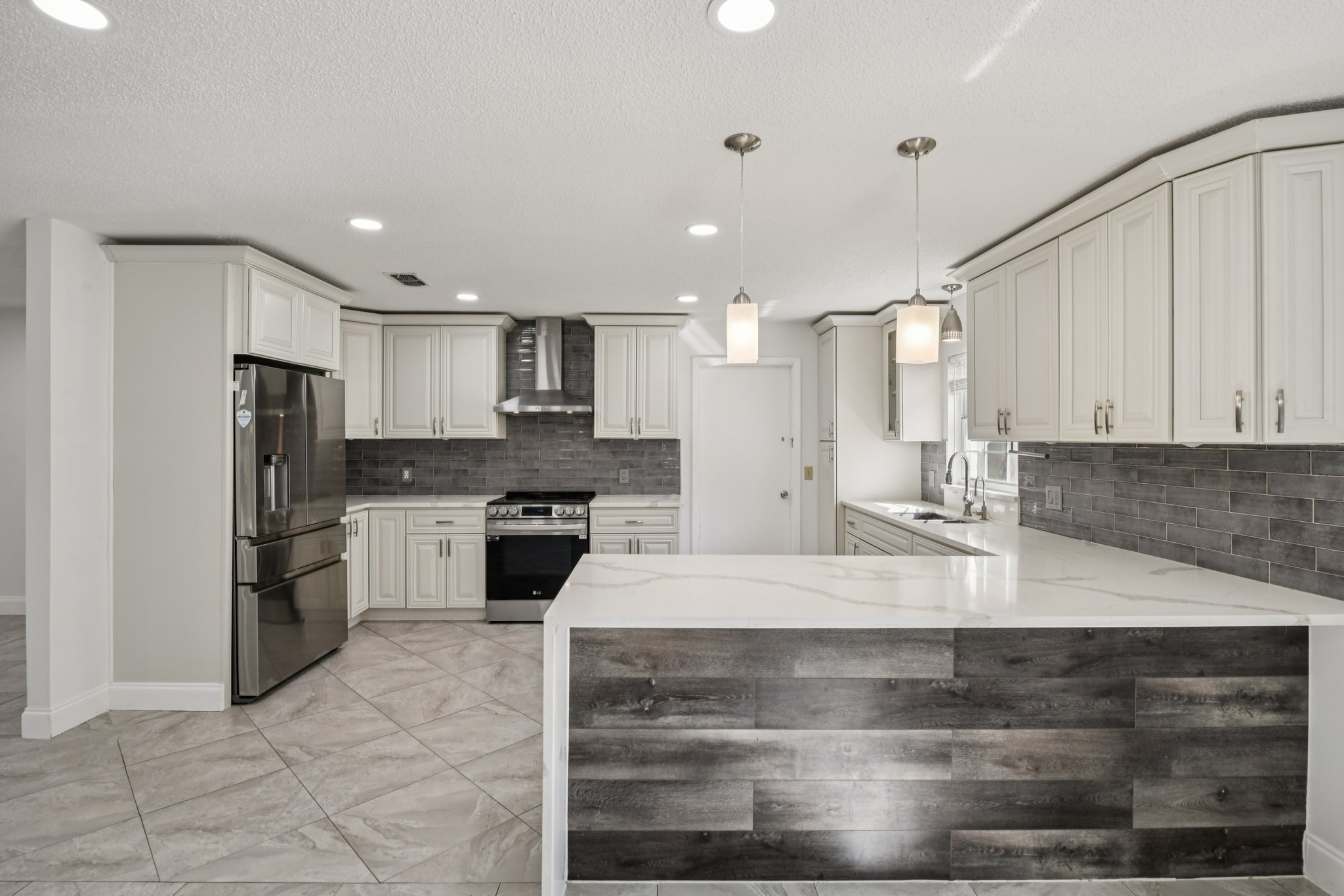 Knottypine Ave-S2911-008.jpg