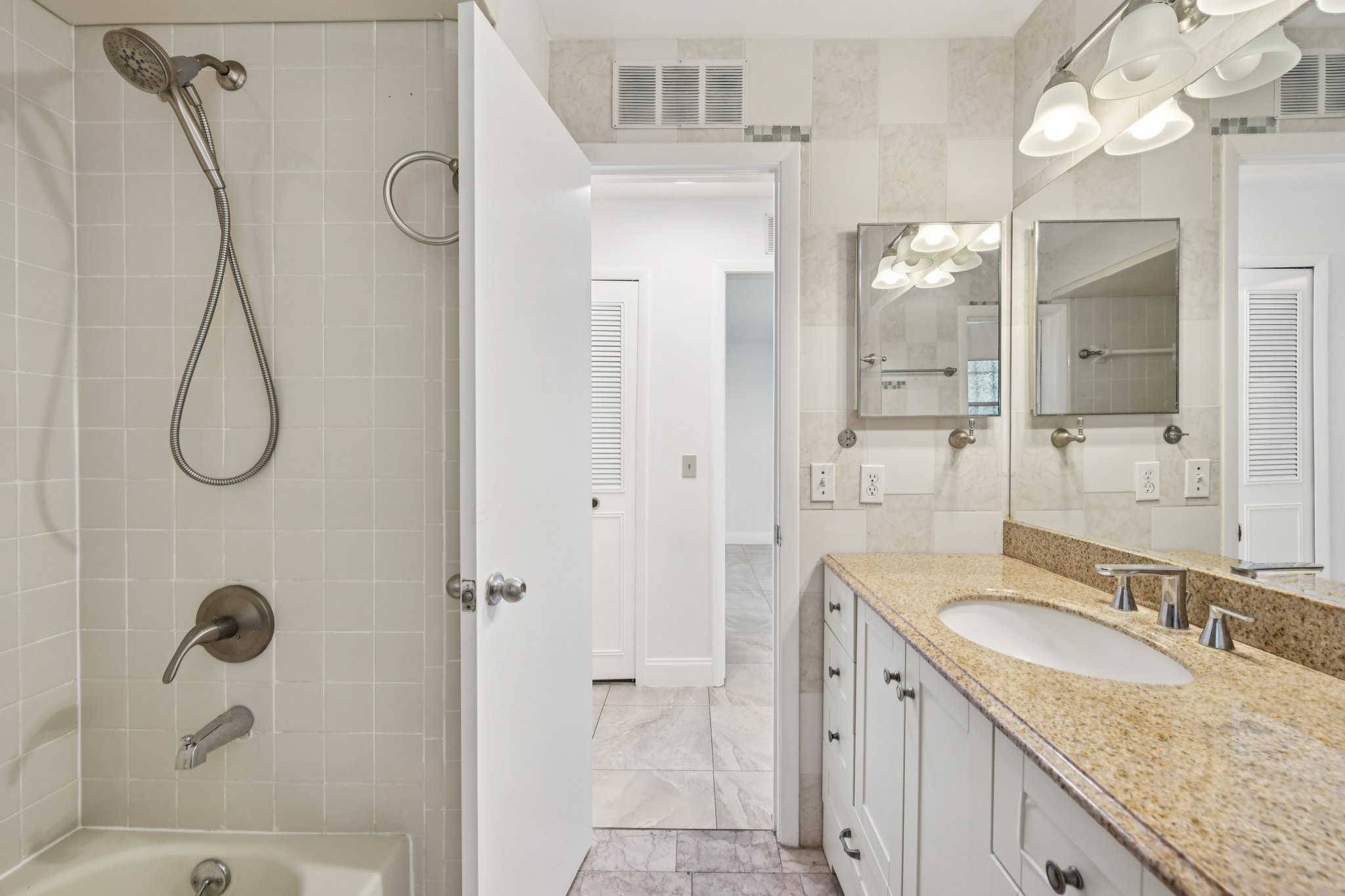 Knottypine Ave-S2911-016.jpg