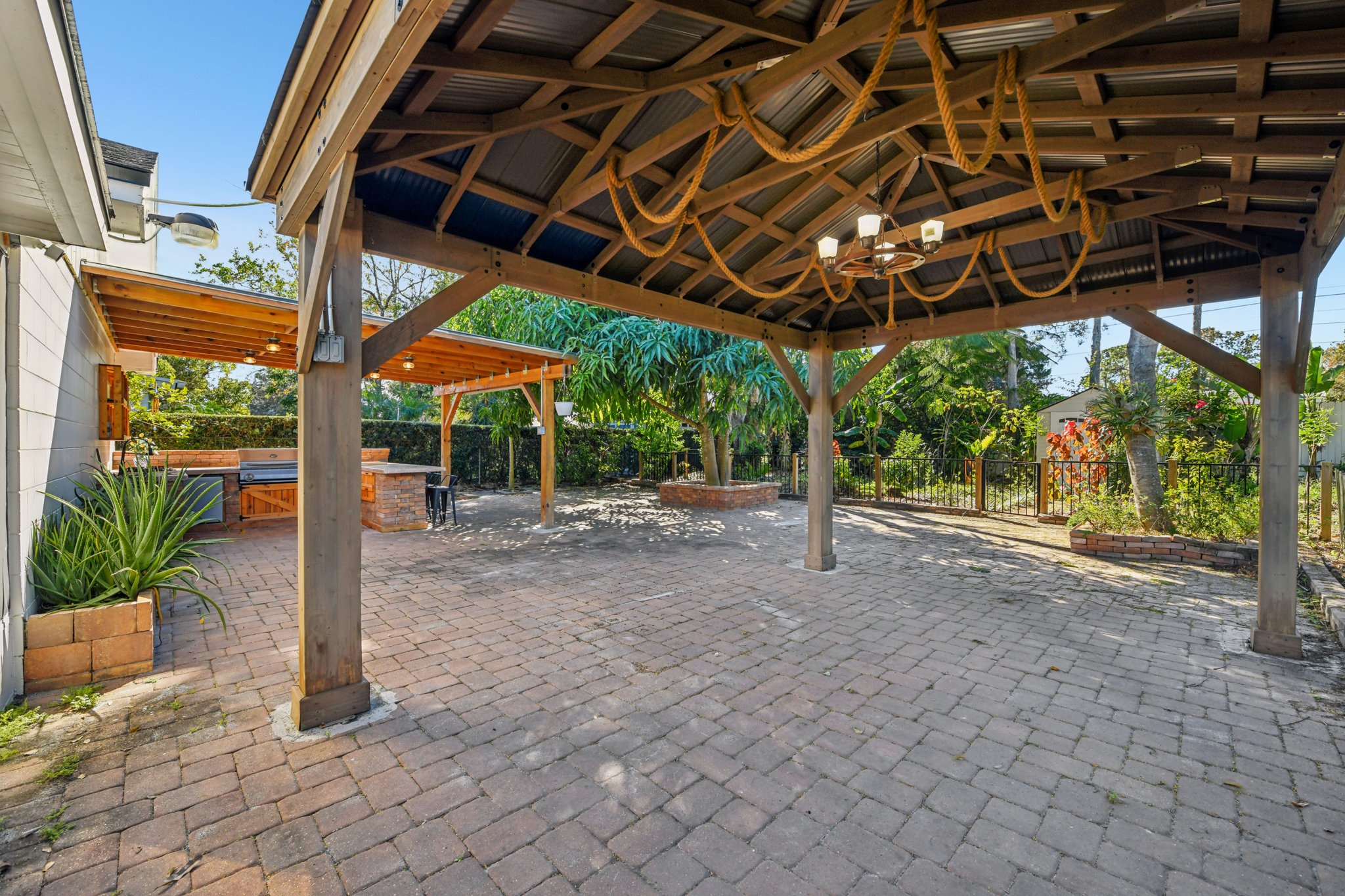 Knottypine Ave-S2911-033.jpg