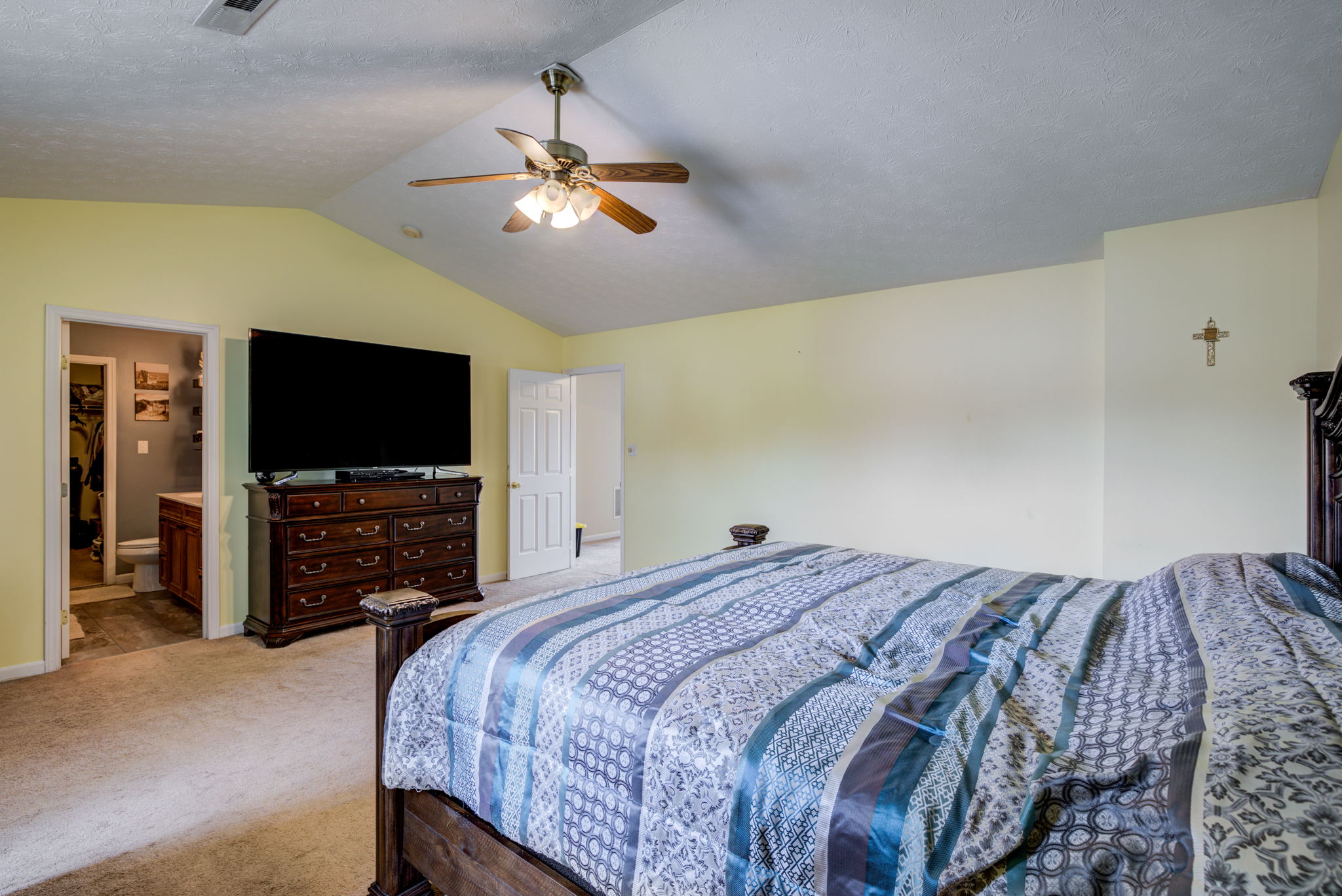 18 Upper Bedroom1 En Suite
