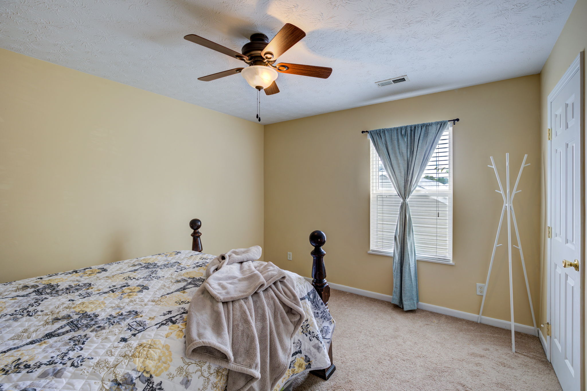 25 Upper Bedroom3