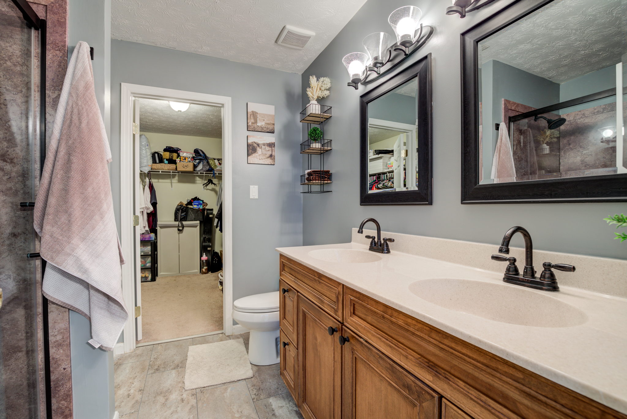 19 Upper Bedroom1 En Suite Bathroom