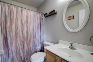 22 Upper Bathroom2