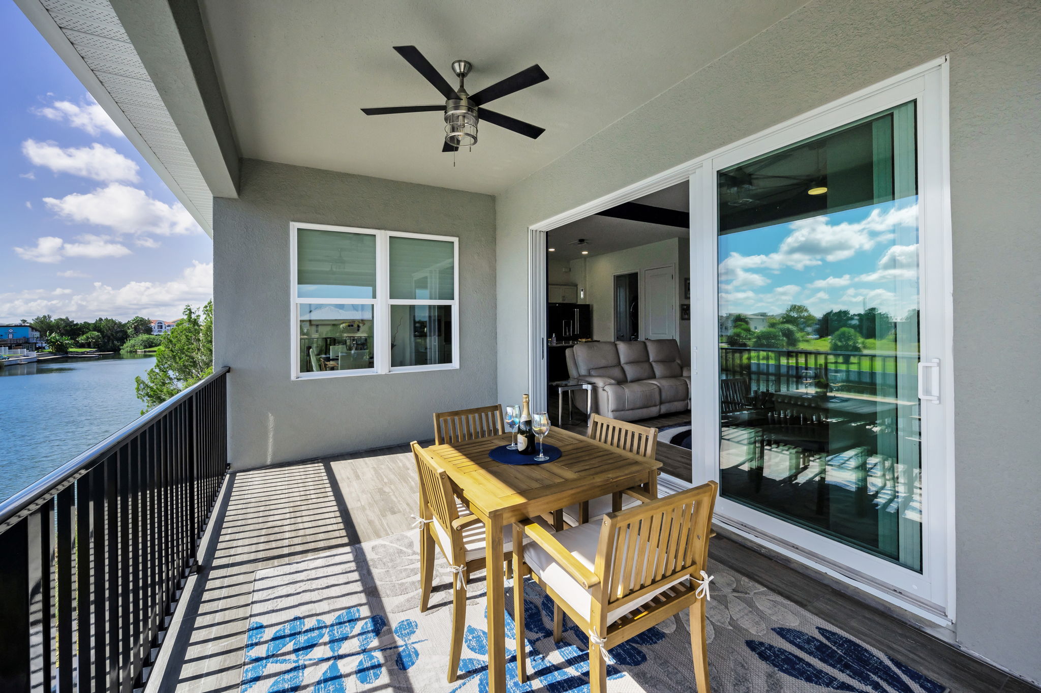 Living Room Balcony5